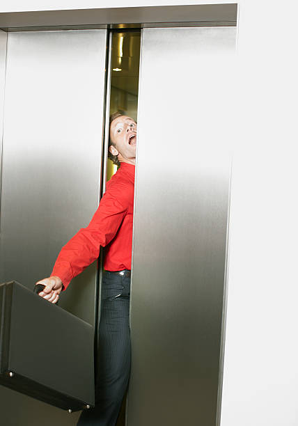 empresário ficar preso no elevador portas - sem saída - fotografias e filmes do acervo