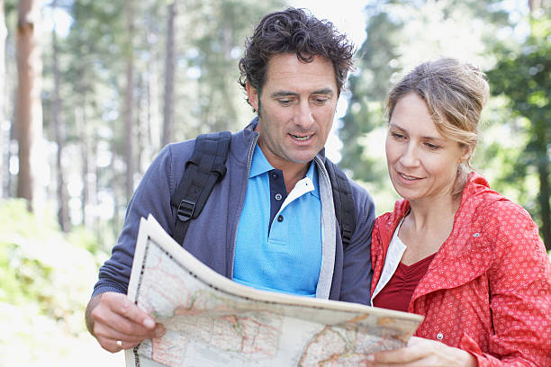 pareja mirando el mapa - map uk hiking reading fotografías e imágenes de stock