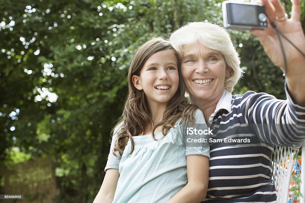 Nonna e nipote prendendo Autoritratto - Foto stock royalty-free di Bambino