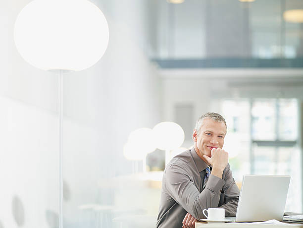 biznesmen działa na laptopie w kawiarni - computer coffee laptop business zdjęcia i obrazy z banku zdjęć