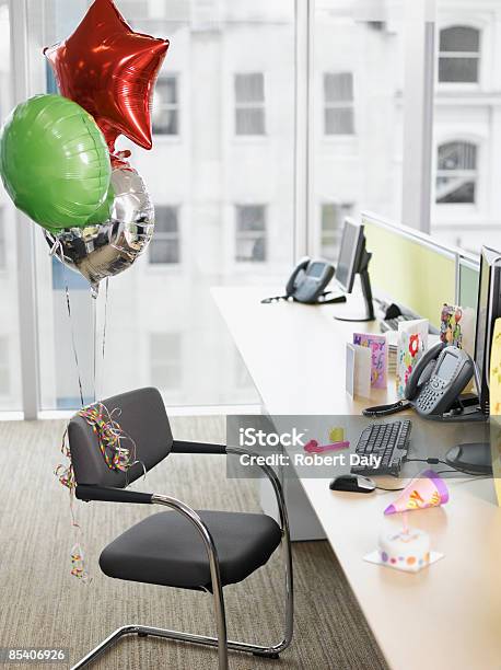 Urodziny Balony Powiązane Z Fotel Biurowy - zdjęcia stockowe i więcej obrazów Biuro - Biuro, Urodziny, Balon