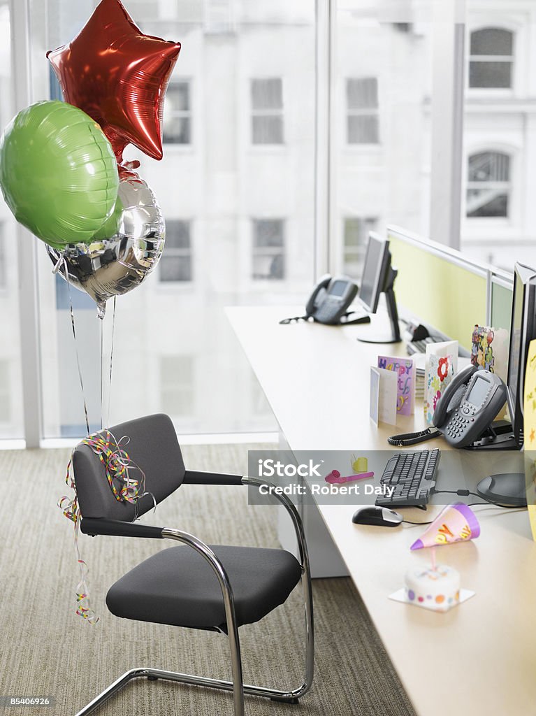 Balões de aniversário ligados a Cadeira de Escritório - Royalty-free Escritório Foto de stock