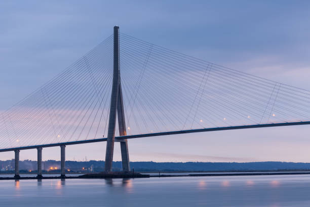 sonnenaufgang in der nähe von pont de normandie, seine brücke in frankreich - normandie brücke stock-fotos und bilder