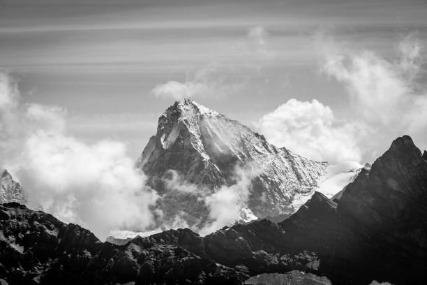 paisaje de montaña de blanco y negro - matterhorn swiss culture european alps mountain fotografías e imágenes de stock