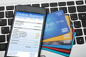 handy-und-kreditkarten-auf-laptop-tastatur.jpg?b=1&s=170x170&k=20&c=AZ4OpqUmGn97RoCifo4gXGXdPtwh1MvC_FYralxWJzY=