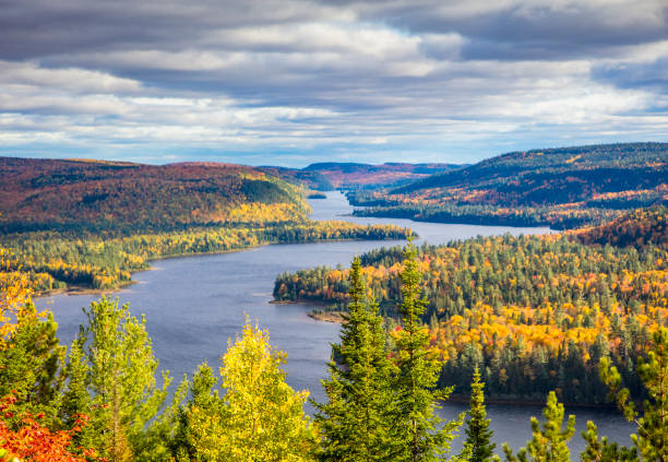 aux 端子 (松島)、ケベック、カナダの wapizagonke 湖とラ デ モン国立公園とそのイルに秋の色します。 - laurentian moutains ストックフォトと画像