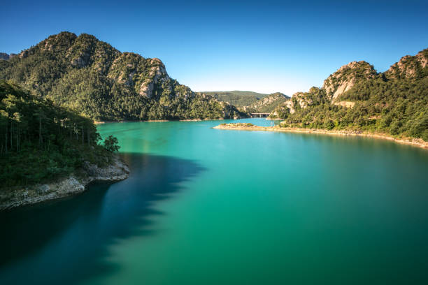 belo lago com montanhas - wilderness area usa tree day - fotografias e filmes do acervo