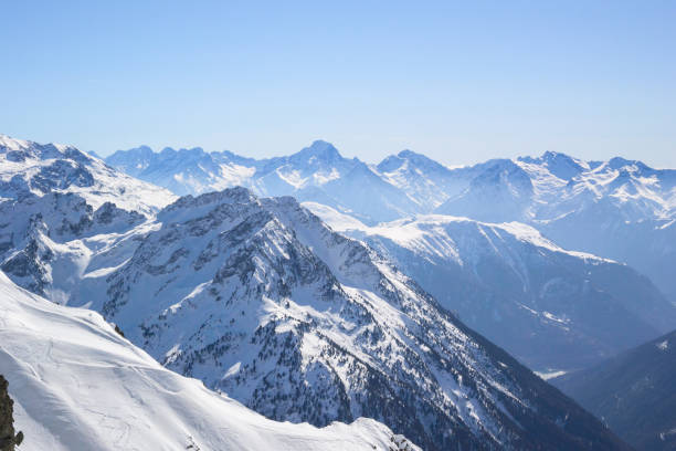 paisaje de montaña de invierno - blue european alps sky mountain fotografías e imágenes de stock