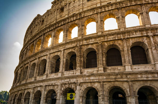 vue colisée, le repère connu du monde de rome, italie. - gladiator rome italy sunlight photos et images de collection