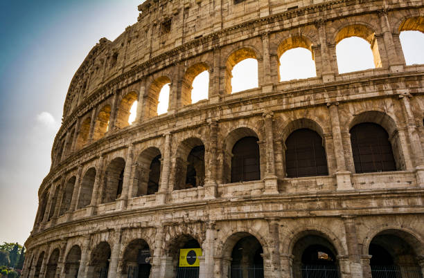 visão de closeup do coliseu, o marco conhecido mundo de roma, itália. - gladiator rome italy sunlight - fotografias e filmes do acervo