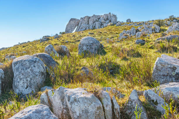 paesaggio di campagna rocciosa, maldonado, uruguay - cerro catedral foto e immagini stock