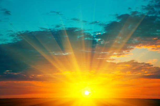 красивый пылающий пейзаж заката над лугом и оранжевым небом над ним. удивительный летний восход солнца в качестве фона. - light effect sunset light bright стоковые фото и изображения