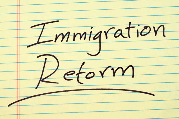 riforma immigrazione su un cuscinetto legale giallo - note pad legal system yellow paper foto e immagini stock