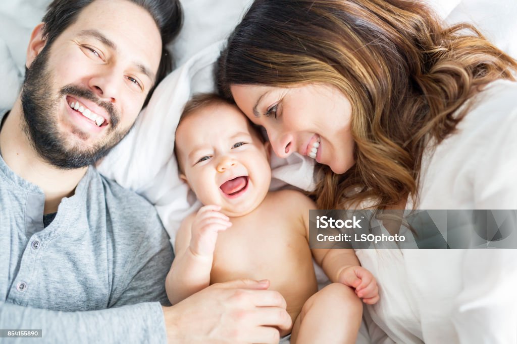 Mutter Vater und Kind Kind auf einem weißen Bett - Lizenzfrei Baby Stock-Foto