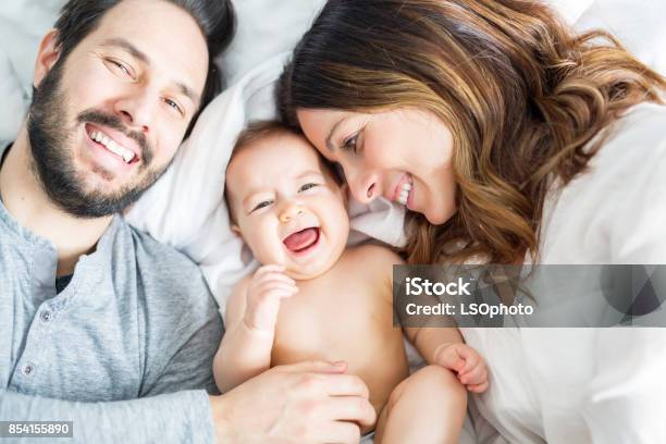 Mutter Vater Und Kind Kind Auf Einem Weißen Bett Stockfoto und mehr Bilder von Baby - Baby, Eltern, Mutter