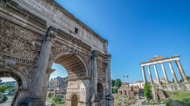 arco di settimio severo all'interno del foro romano. roma - caesar emperor rome stone foto e immagini stock