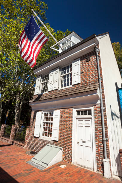 Betsy Ross House in Philadelphia, Pennsylvania USA Philadelphia: The Betsy Ross House is a landmark in Philadelphia purported to be the site where the seamstress and flag-maker Betsy Ross (1752-1836) lived when she sewed the first American Flag. betsy ross house stock pictures, royalty-free photos & images