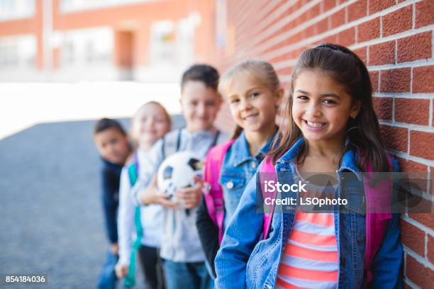 Estudiantes Fuera De La Escuela De Pie Juntos Foto de stock y más banco de imágenes de Niño - Niño, Edificio escolar, Educación