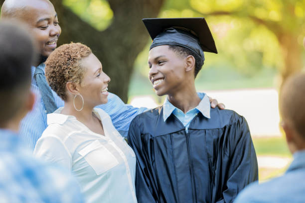 гордый выпускник средней школы - graduation university male student стоковые фото и изоб�ражения