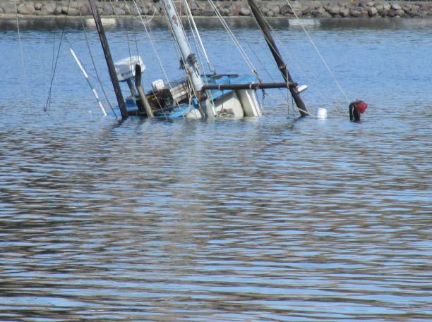 один плохой день - wreck recreational boat nature mode of transport стоковые фото и изображения