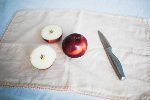 czerwone jabłka na stole z nożem - doily freshness raw sweet food zdjęcia i obrazy z banku zdjęć