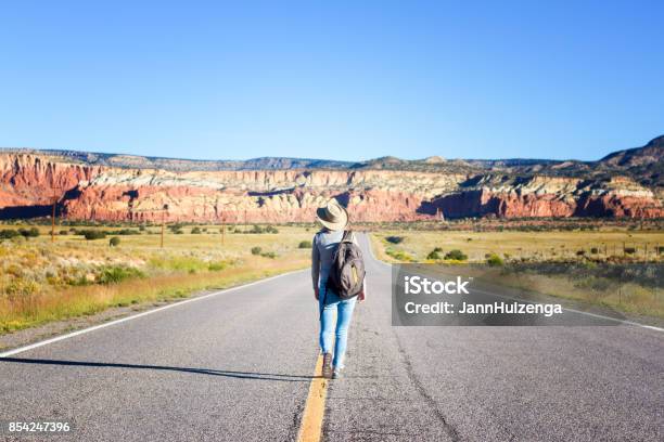 女性が美しい空西高速道路の中心を歩く - 1人のストックフォトや画像を多数ご用意 - 1人, からっぽ, アクティブシニア