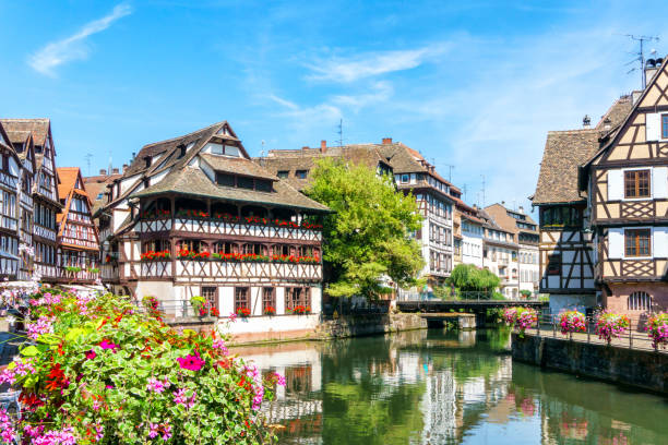 tradicionais casas coloridas no la petite france, estrasburgo, alsácia, frança - bas rhin - fotografias e filmes do acervo