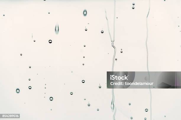 Foto de Gotas De Chuva Sobre Vidro Água Flui Plano De Fundo É De Cor Preta Foco Seletivo e mais fotos de stock de Gota - Líquido