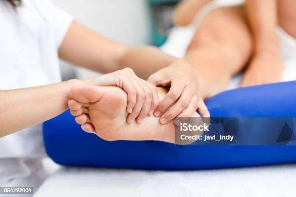 Massaggio Medico Ai Piedi In Un Centro Di Fisioterapia - Fotografie stock e altre immagini di Piede