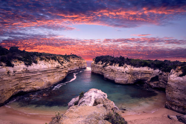 loch ard gorge - great ocean road - the loch ard gorge imagens e fotografias de stock