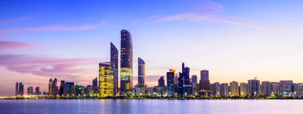 アブダビ市のスカイライン、夕暮れ、アラブ首長国連邦 - abu dhabi united arab emirates corniche city ストックフォトと画像