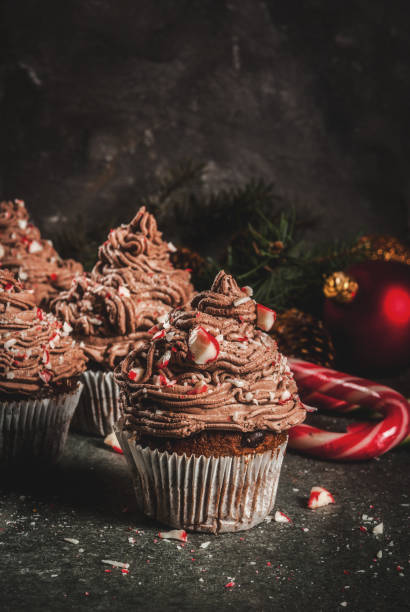 рождественский шоколад мяты кексы - peppermint chocolate candy christmas стоковые фото и изображения