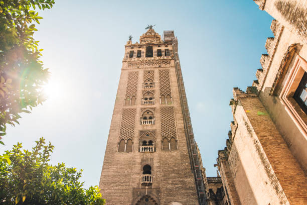 la giralda de sevilha, espanha - national landmark architectural styles sevilla seville - fotografias e filmes do acervo