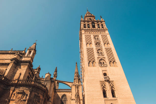 la giralda de sevilha, espanha - national landmark architectural styles sevilla seville - fotografias e filmes do acervo