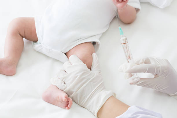 백신, 어린이 아기에 대 한 예방 접종 b 형 간염 바이러스. 의사 들은 예방 접종을 어린이의 허벅지 - vaccination injecting child flu virus 뉴스 사진 이미지
