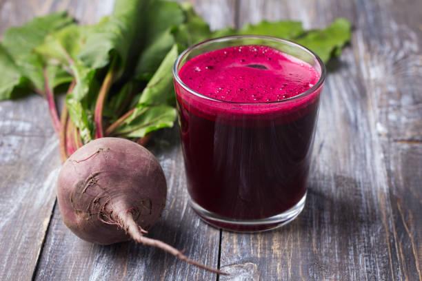 frischen rüben-saft im glas mit einem strohhalm auf einem hölzernen hintergrund - chenopodiacea stock-fotos und bilder