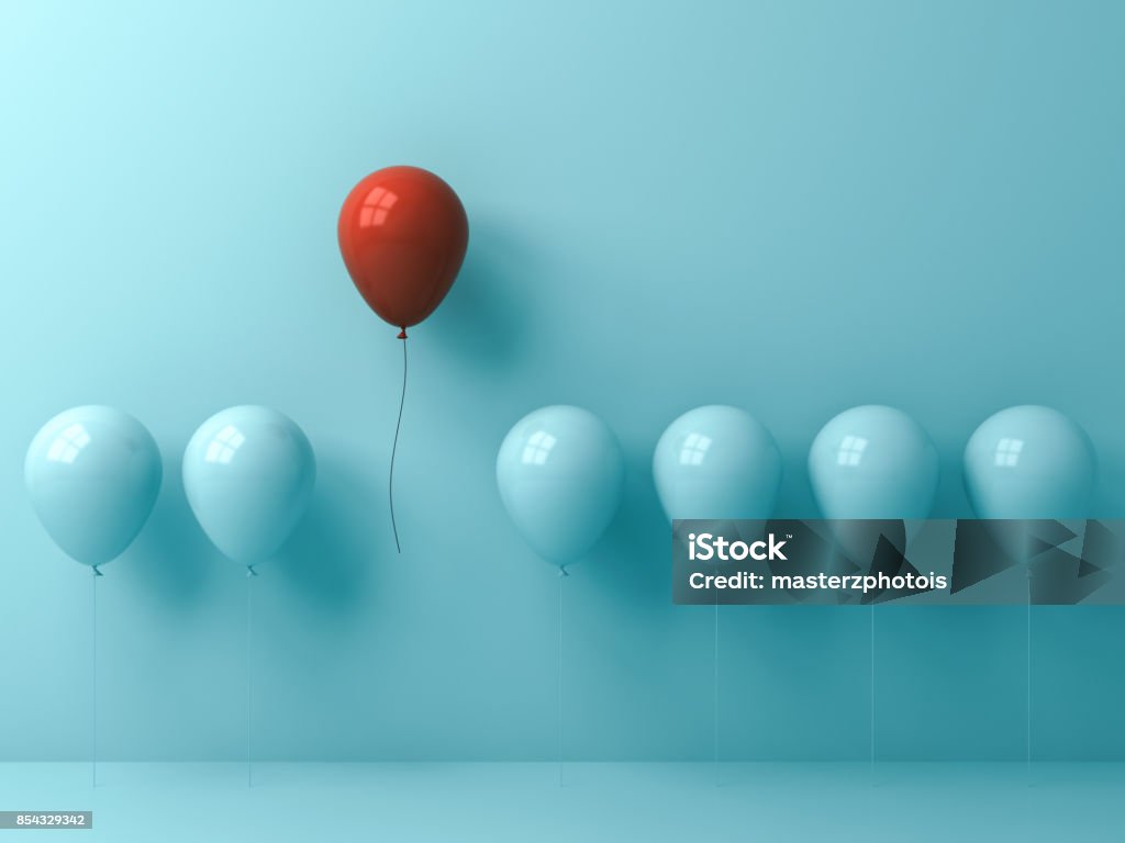 Heben Sie sich von der Masse und anderes Konzept, einen roten Ballon fliegen weg von anderen Cyan Ballons auf Cyan Pastell Lichtfarbe Wand Hintergrund mit Fenster Spiegelungen und Schatten. 3D-Rendering - Lizenzfrei Blau Stock-Foto