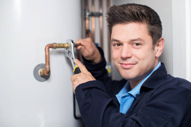 mężczyzna hydraulik pracujący nad kotłem centralnego ogrzewania - plumber water heater boiler learning zdjęcia i obrazy z banku zdjęć