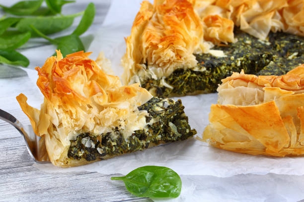 золотая корочка горячий греческий пирог шпината - pie spinach spanakopita filo pastry стоковые фото и изображения