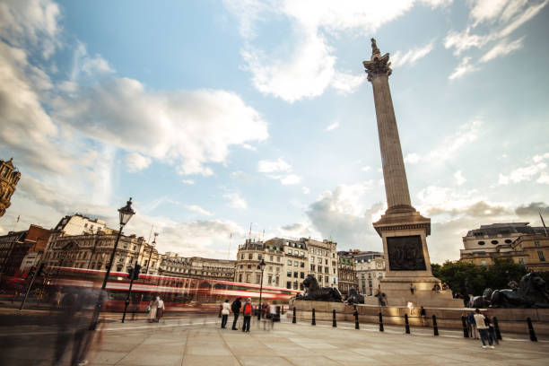 famous places around london - trafalgar square on sunny day - praça leicester imagens e fotografias de stock