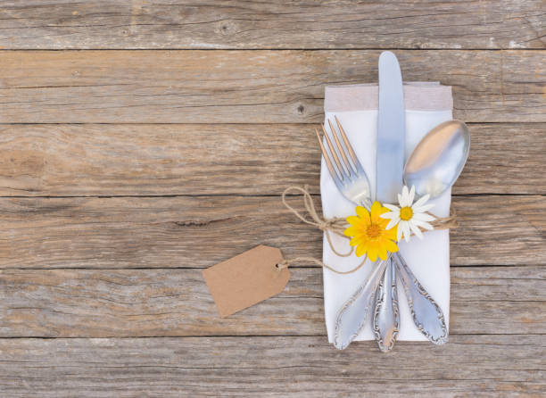 美しい花で春のテーブルの場所の設定 - spoon fork table knife place setting ストックフォトと画像