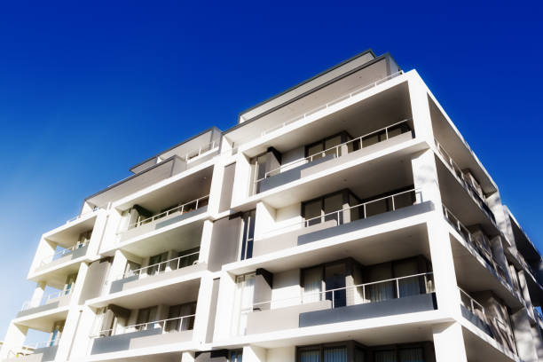 istock Angular architecture: modern apartment block in the sunshine 854374238