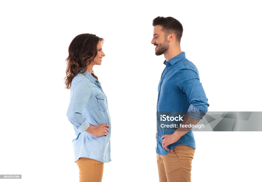 situación de pareja casual con las manos en la cintura uno frente al otro - Foto de stock de Cara a cara libre de derechos