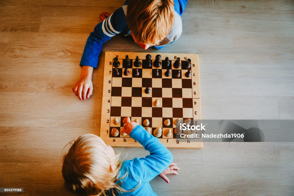 kleine Jungen und Mädchen spielen Schach - Lizenzfrei Kind Stock-Foto