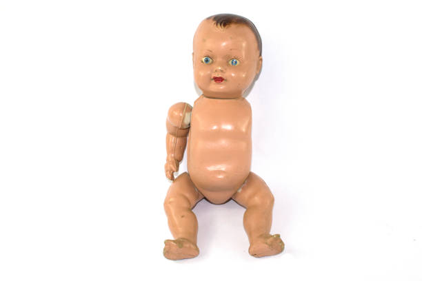 無地の背景に壊れたおもちゃ人形ドリー赤ちゃん - doll evil child baby ストックフォトと画像