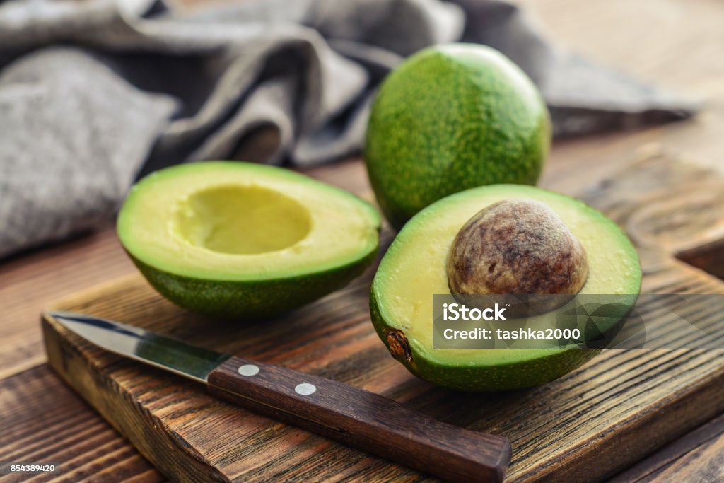 Verse avocado op snijplank - Royalty-free Avocado Stockfoto