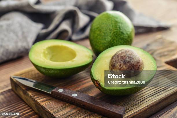 Verse Avocado Op Snijplank Stockfoto en meer beelden van Avocado - Avocado, Versheid, Groente
