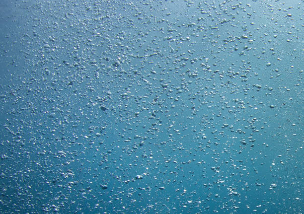 Le bolle d'aria salgono sott'acqua - foto stock