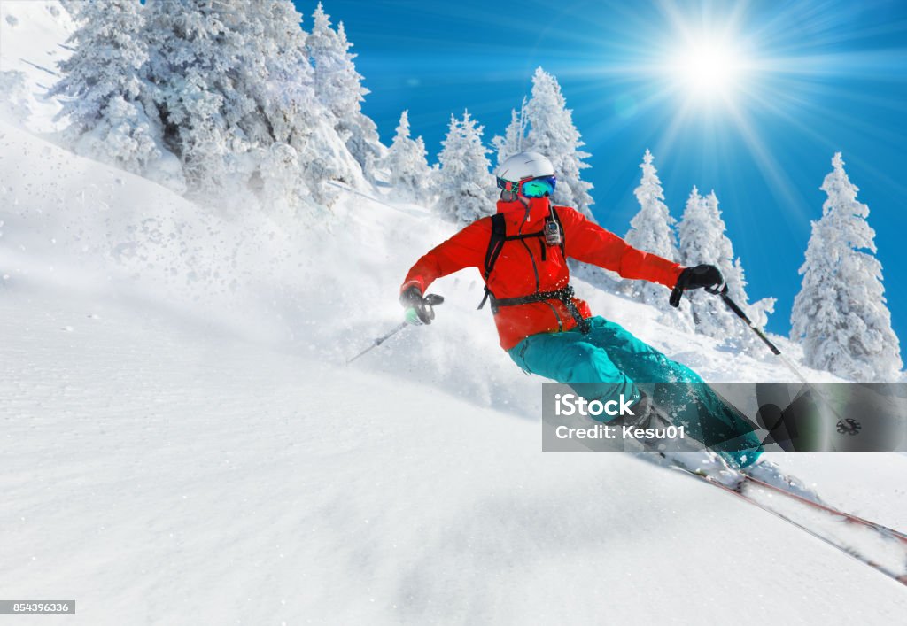 Esquiador esqui downhill em altas montanhas - Foto de stock de Esqui - Esqui e snowboard royalty-free