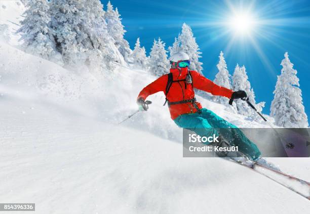 Foto de Esquiador Esqui Downhill Em Altas Montanhas e mais fotos de stock de Esqui - Esqui e snowboard - Esqui - Esqui e snowboard, Esqui - Equipamento esportivo, Inverno